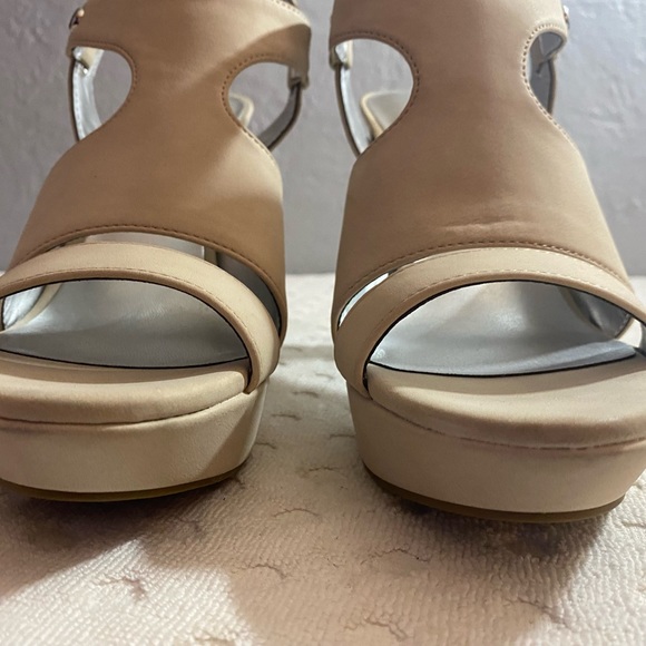 GUESS OFF-white brushed leather Sandal with Stacked Heel - Picture 3 of 16
